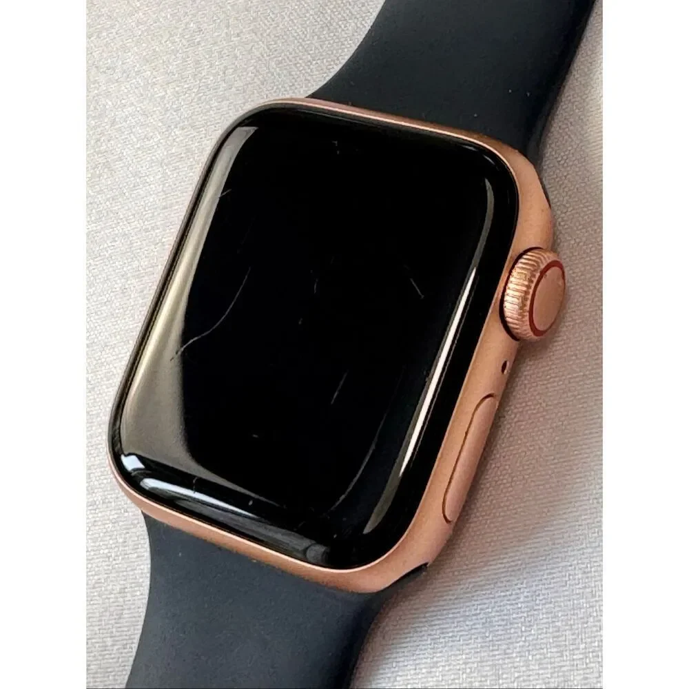 Apple Watch SE 40mm 32GB A2353 Aluminum Gold/Charger